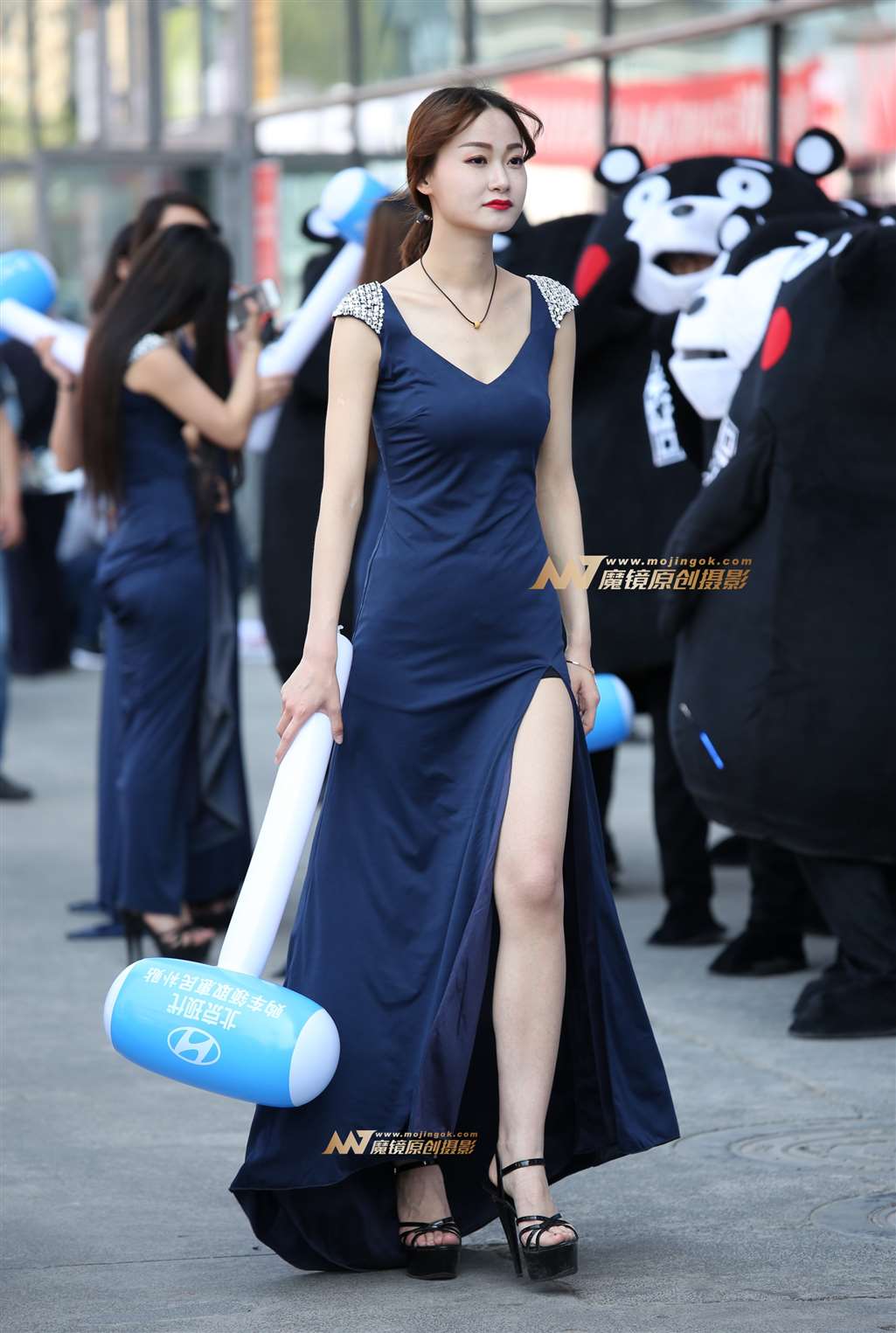 图片[4]-场外的长裙气质美女-街拍流行馆