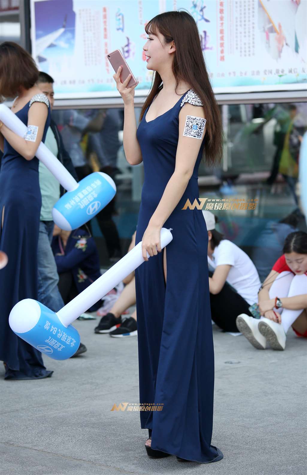 图片[5]-场外的长裙气质美女-街拍流行馆