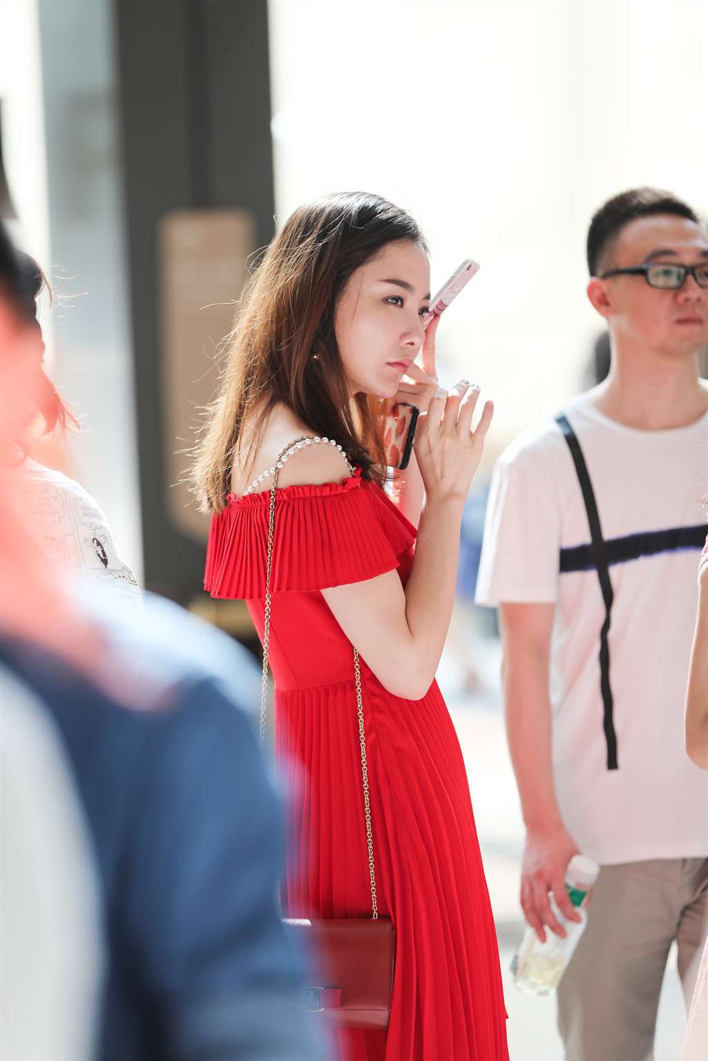 图片[1]-【辉辉赛贴-第十五贴】人群中那红裙惊艳了我-街拍流行馆