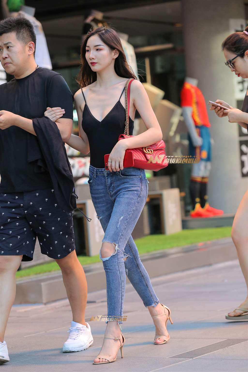 图片[1]-【街拍之魂赛帖】B81、最美的风景是笑意温软的你-街拍流行馆