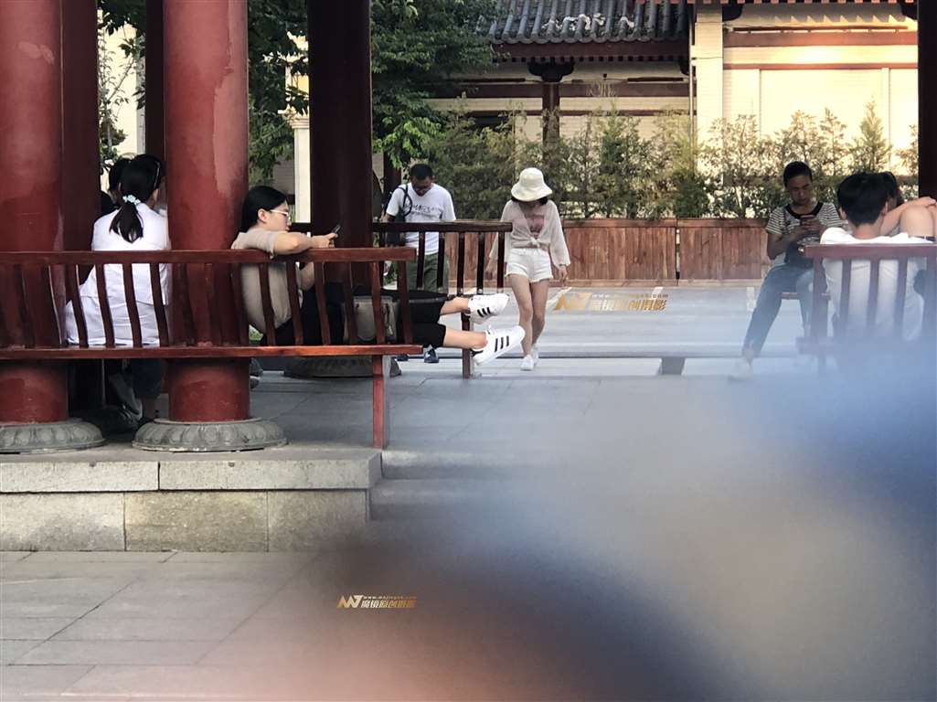 图片[2]-【兰青赛帖】浑圆白短裤妹妹-街拍流行馆