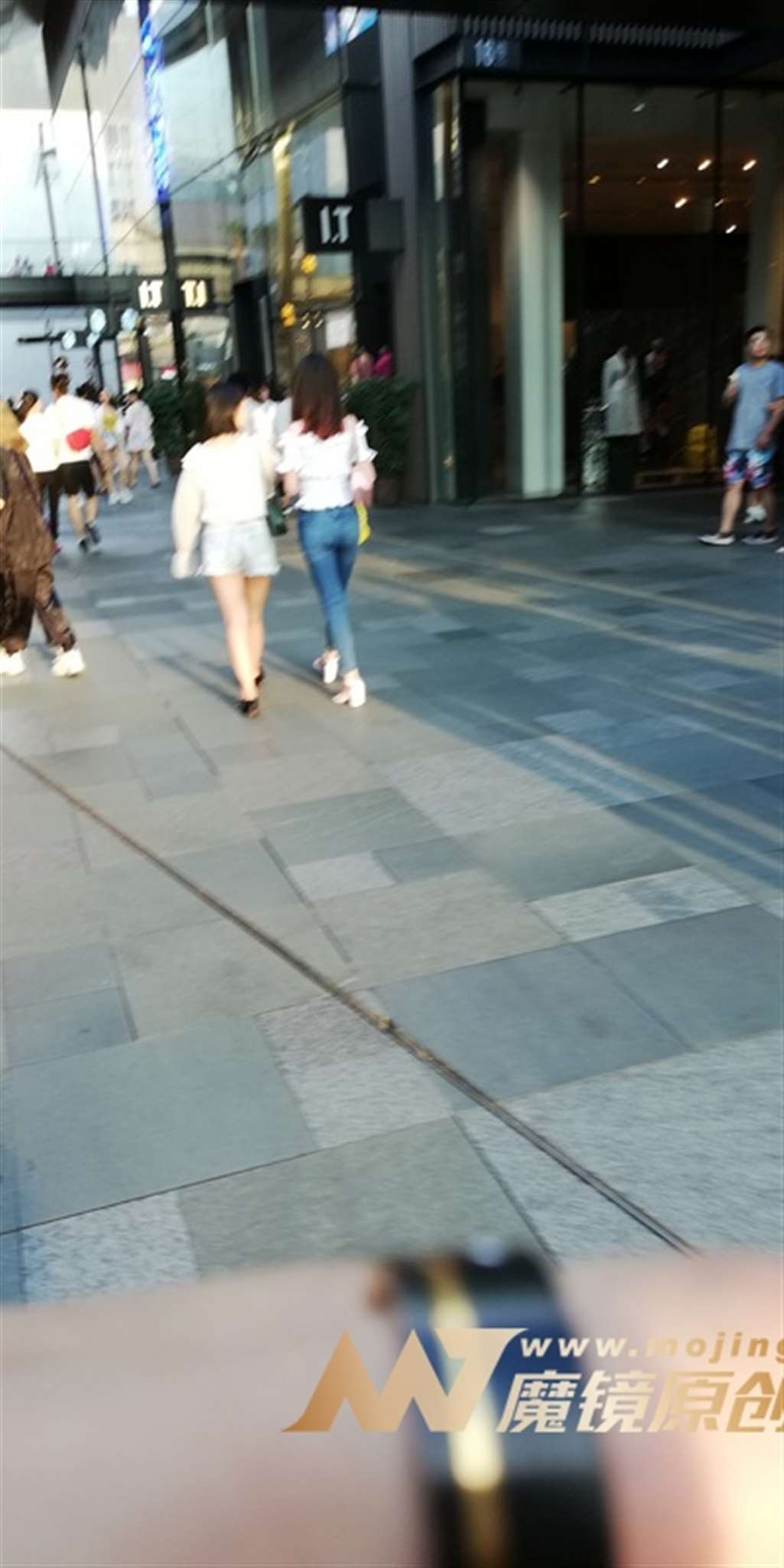 图片[3]-【视觉冲击赛帖】逆光下的紧牛美眉-街拍流行馆