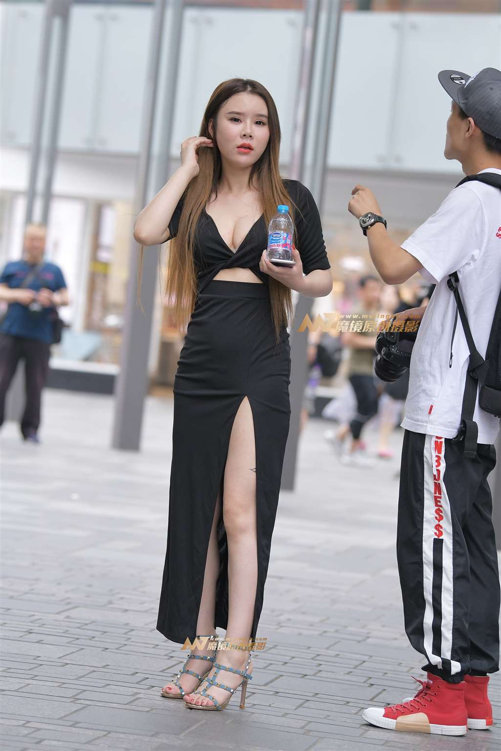 图片[1]-【红石赛帖】身材性感火爆美女-街拍流行馆