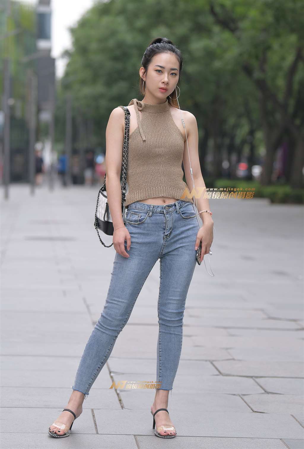 图片[1]-【红石赛帖】性感牛仔裤漂亮美女-街拍流行馆