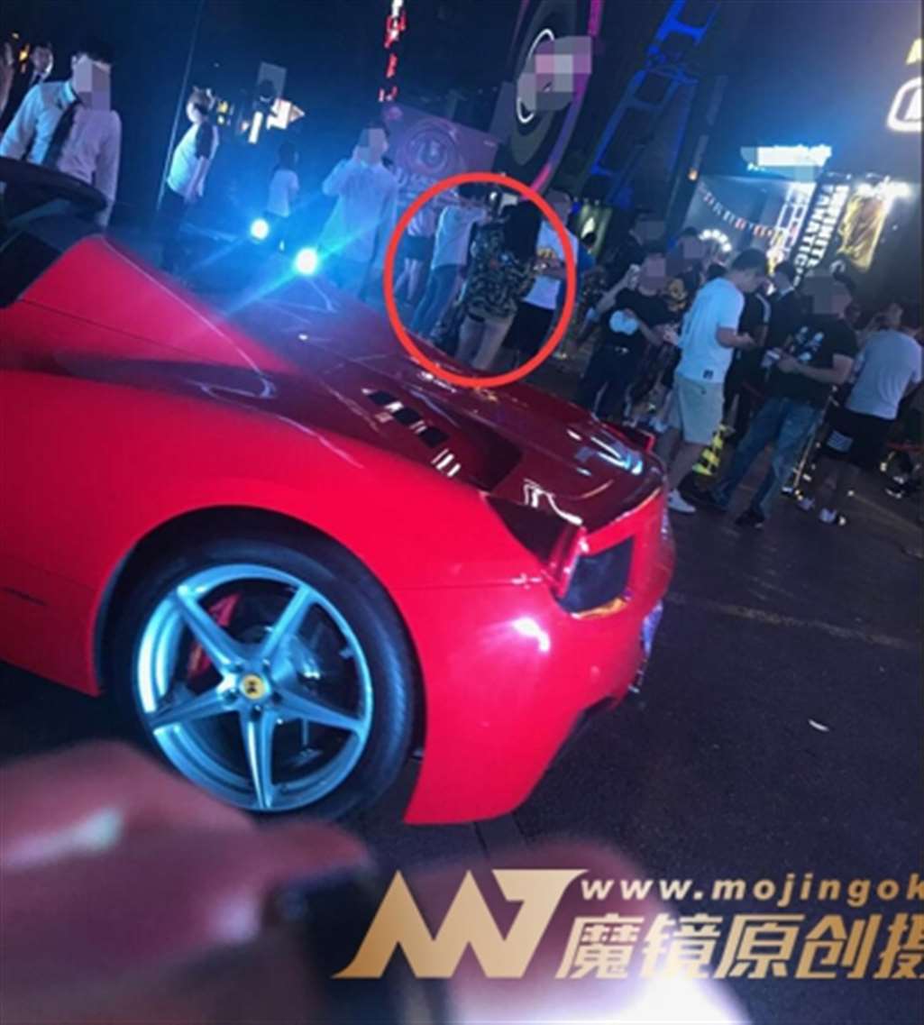 图片[2]-【一只傻麋鹿赛帖】排队检票的美腿MM-街拍流行馆