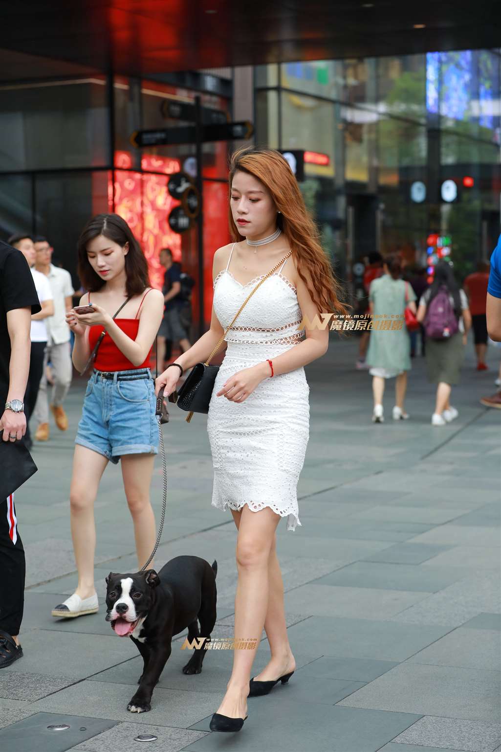 图片[5]-小吊带包臀裙 遛狗的小姐姐-街拍流行馆