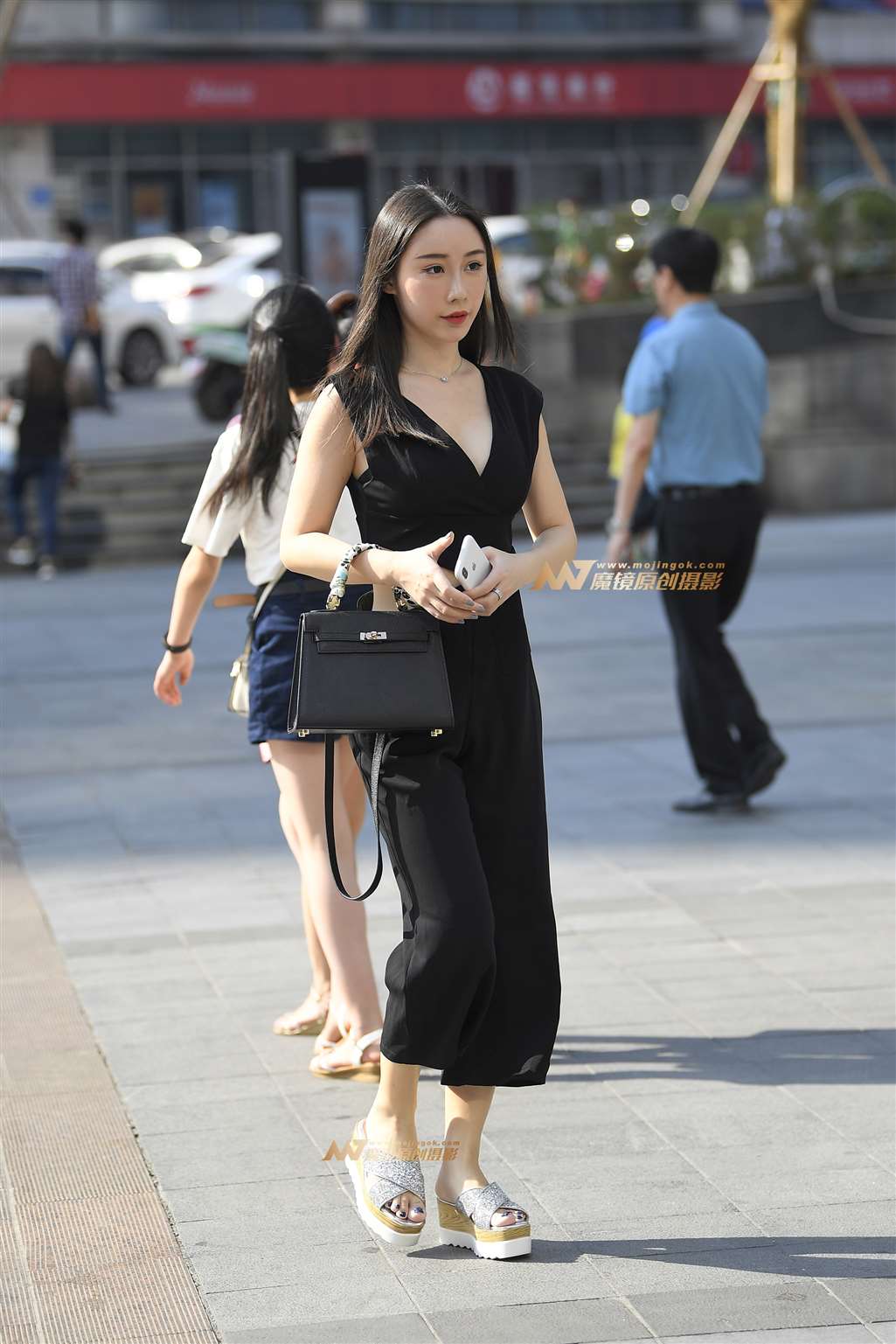 图片[1]-【一只傻麋鹿赛帖】含情脉脉的黑衣美女-街拍流行馆
