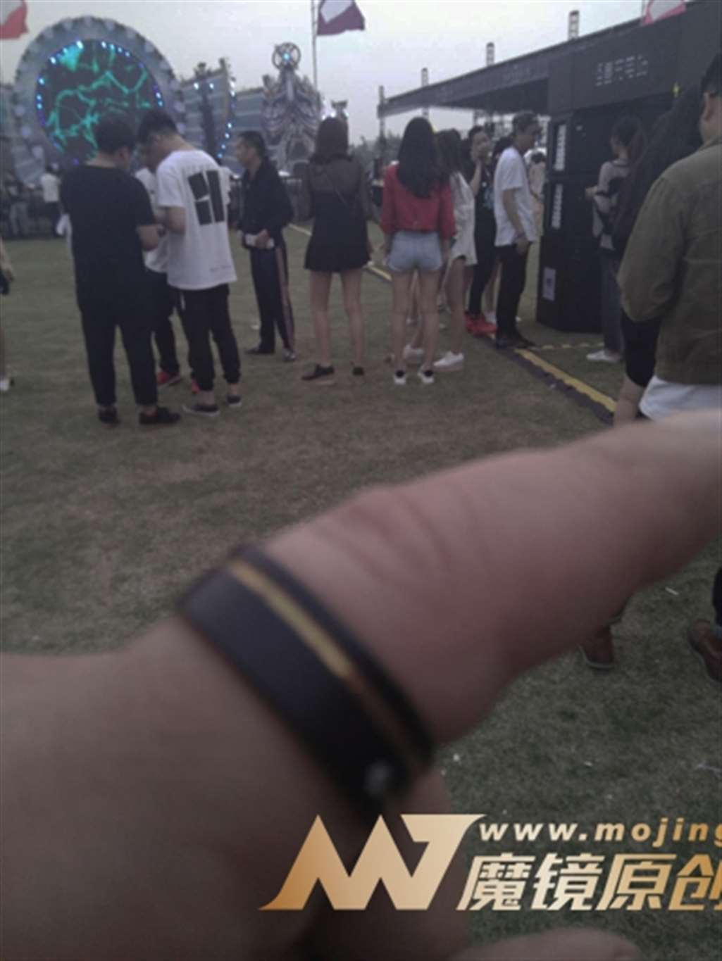 图片[3]-【咔喳赛贴】这款热裤就像为她定制-街拍流行馆