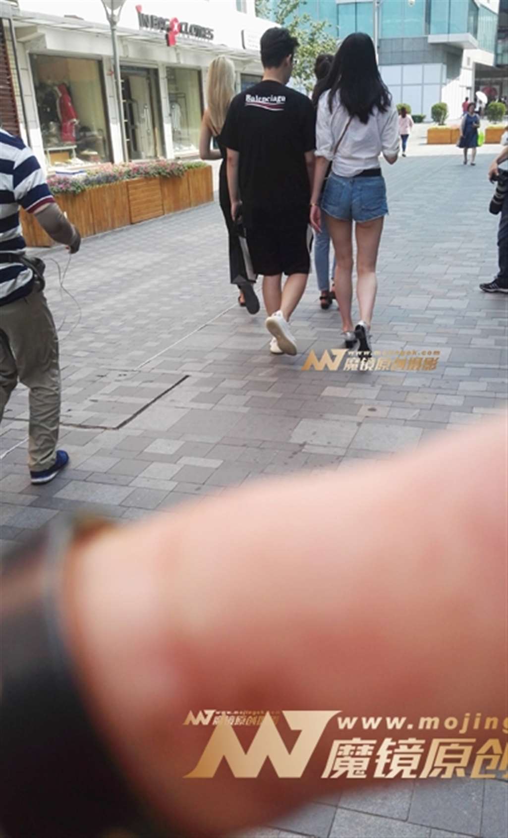 图片[3]-左手倒影赛帖：热裤性感的美女-街拍流行馆