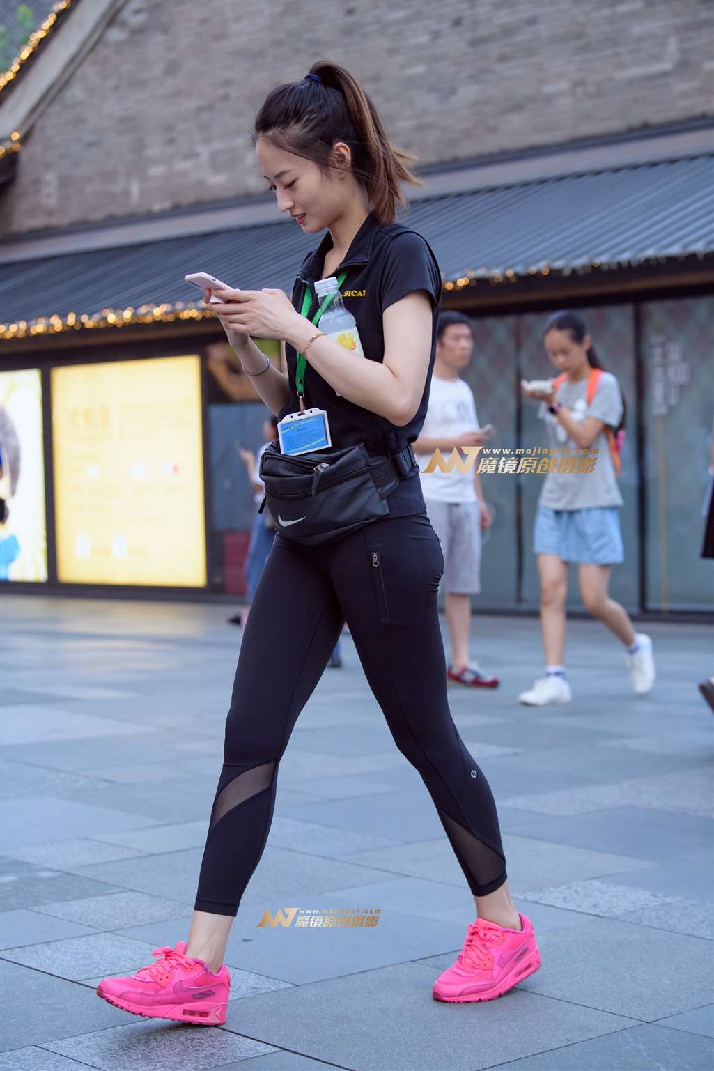 图片[1]-【久久赛帖】运动装美女修身显气质-街拍流行馆