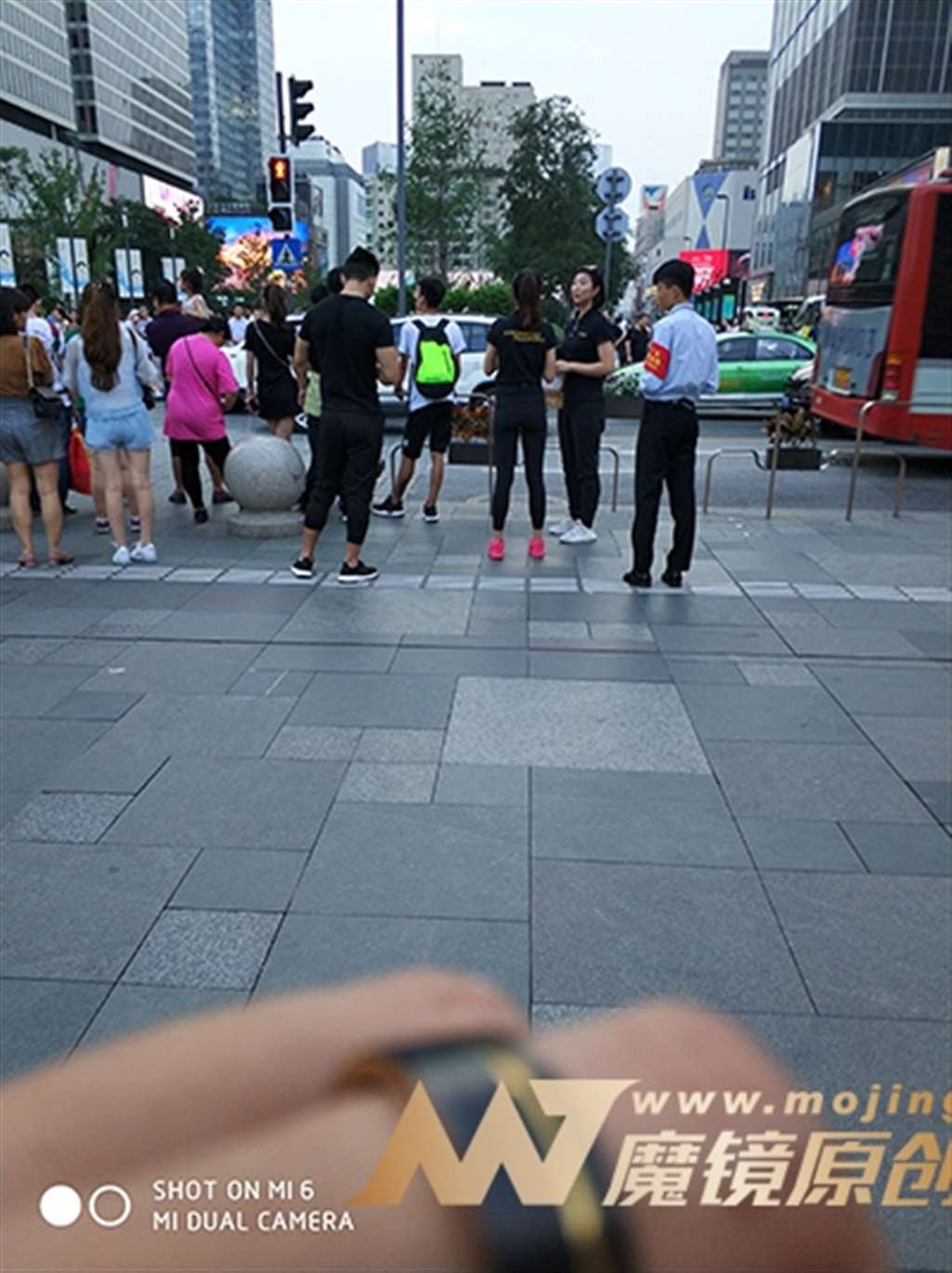 图片[2]-【久久赛帖】运动装美女修身显气质-街拍流行馆
