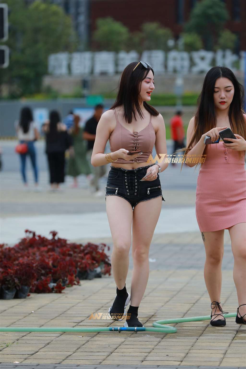 图片[5]-【视觉冲击赛帖】美胸 勒紧热裤 性感美眉-街拍流行馆