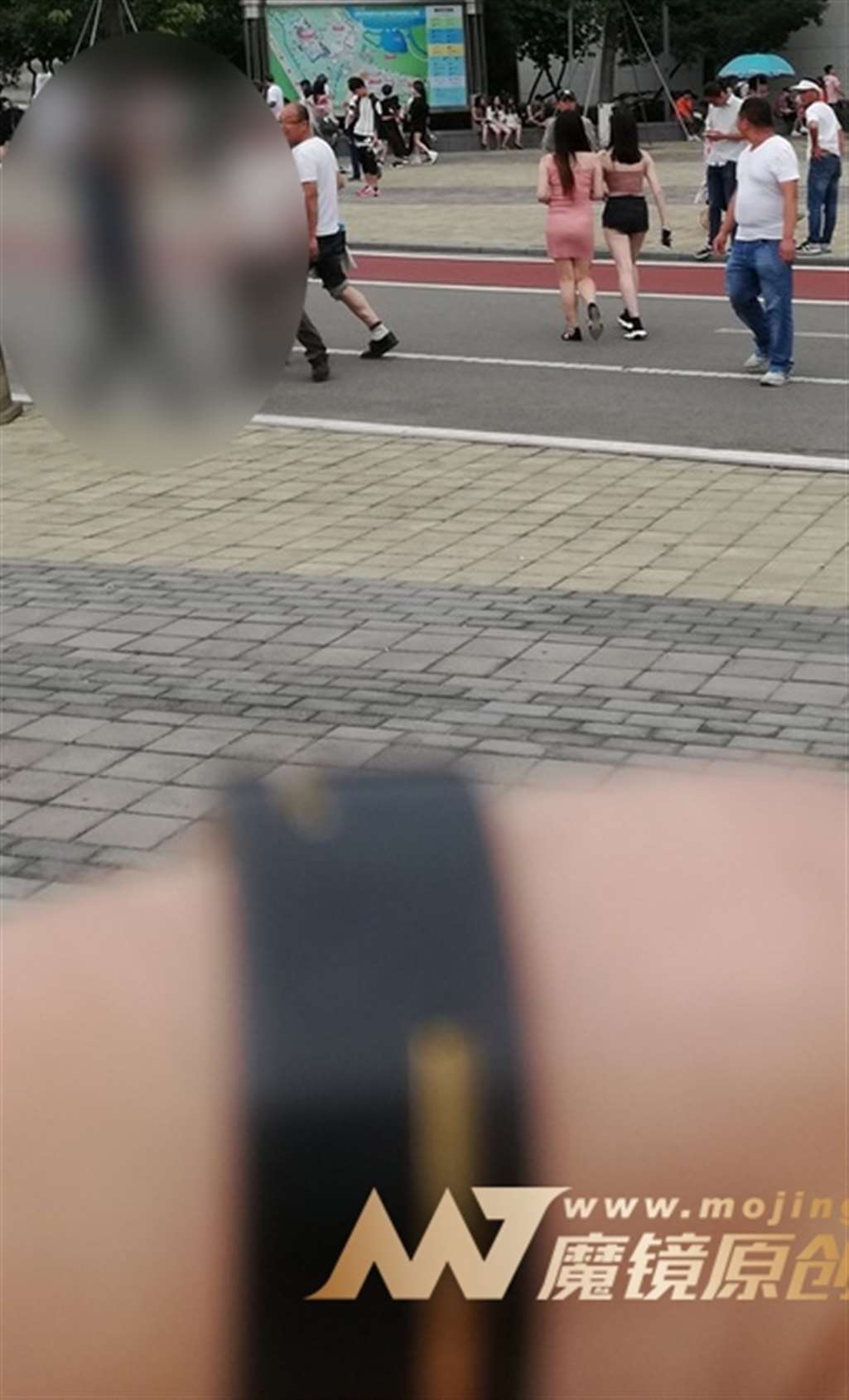 图片[3]-【视觉冲击赛帖】美胸 勒紧热裤 性感美眉-街拍流行馆