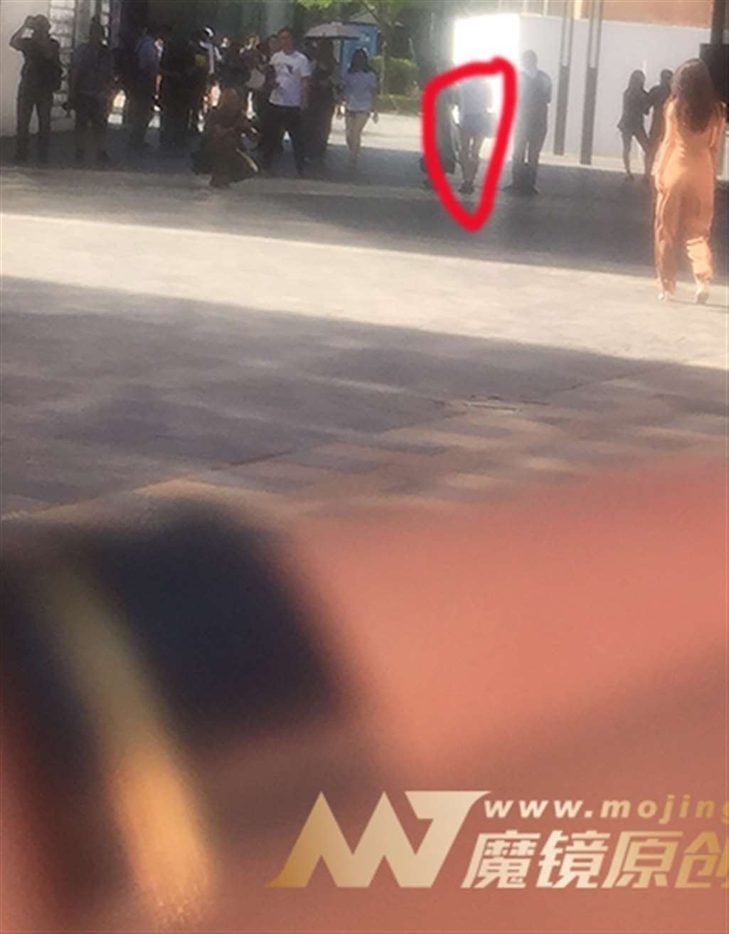 图片[3]-【红石赛帖】美腿少妇皮肤真好-街拍流行馆