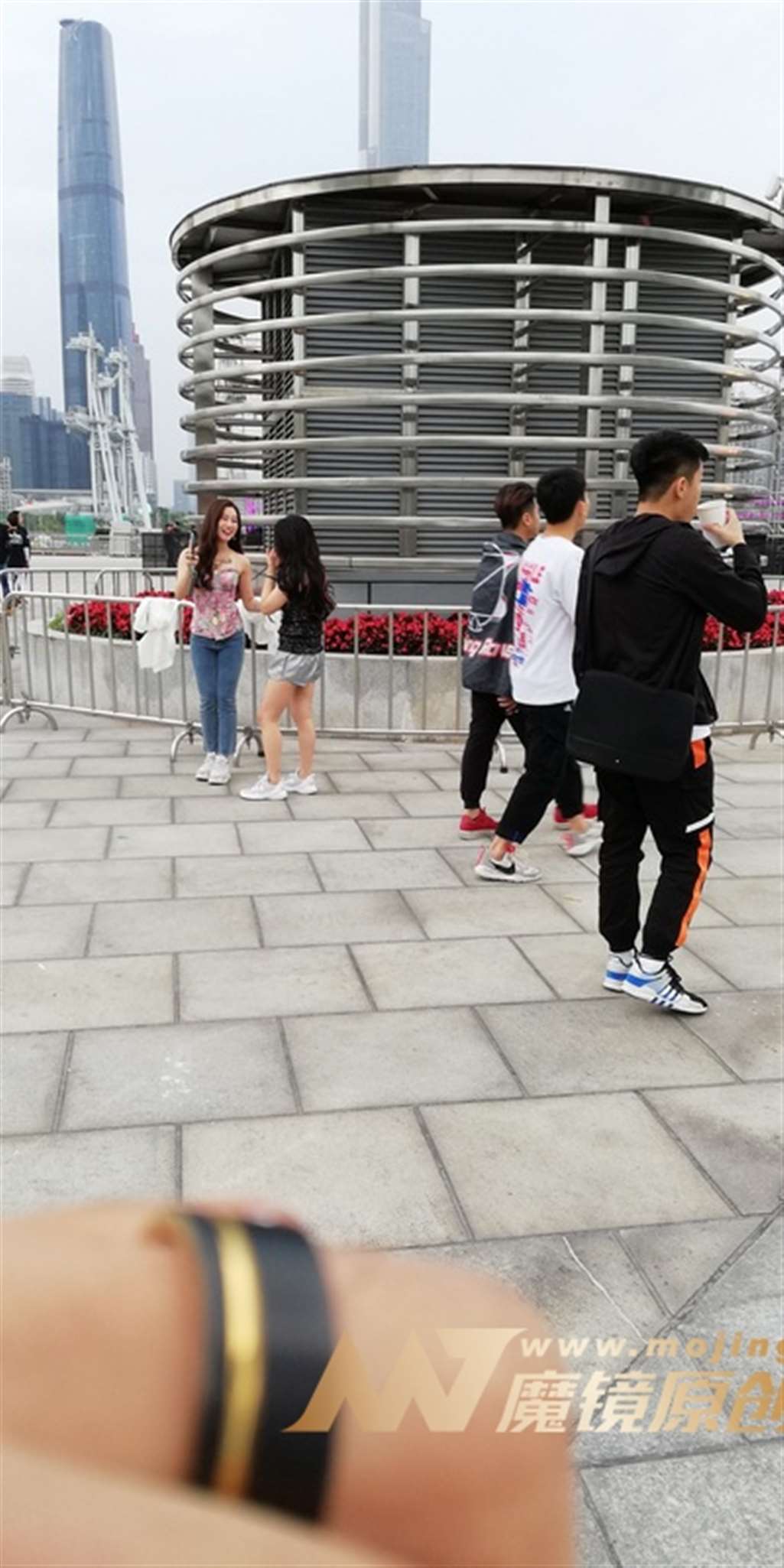 图片[3]-【视觉冲击赛帖】小吊带，圆润紧牛，性感美人-街拍流行馆