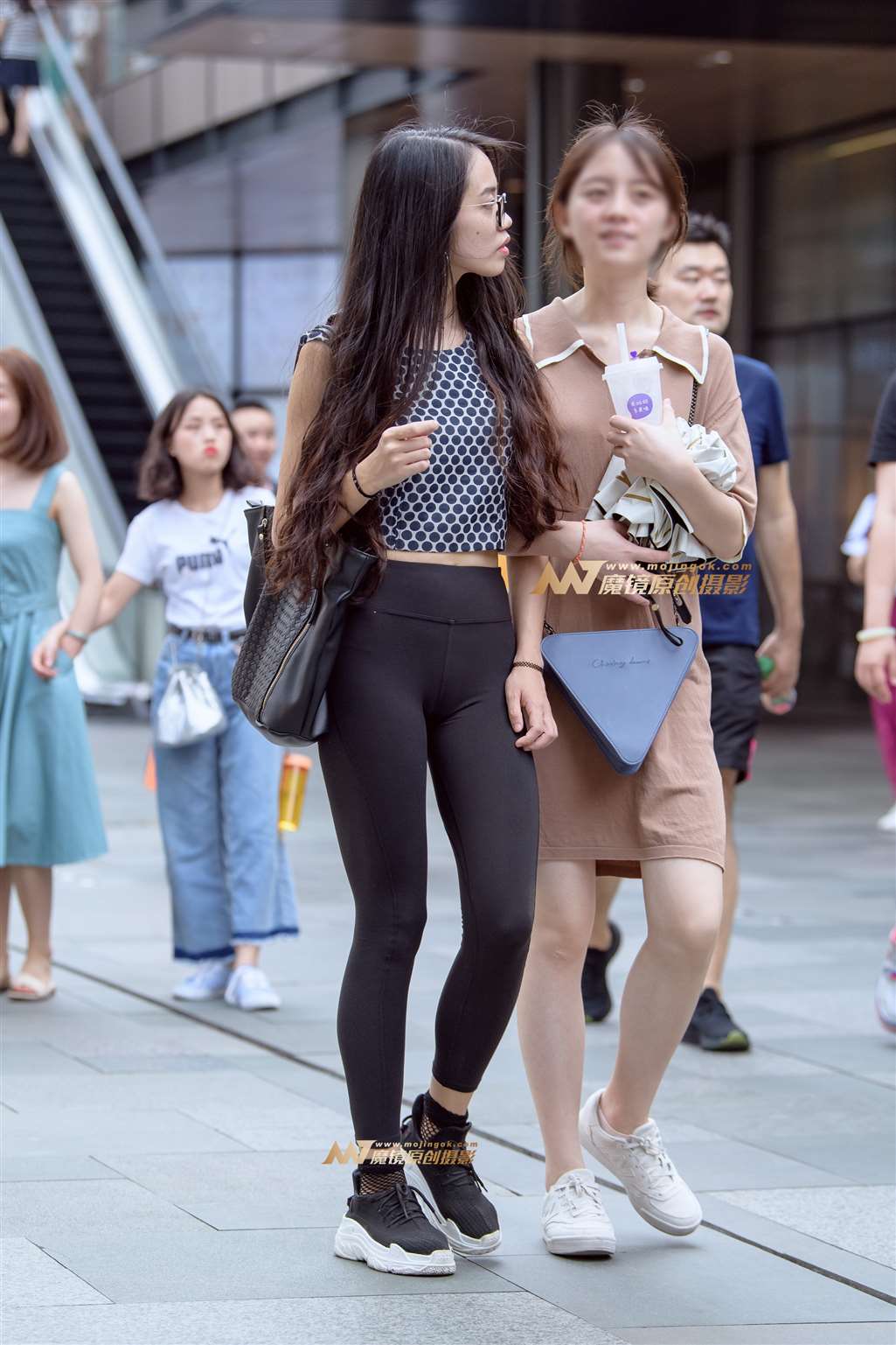 图片[5]-【久久赛帖】紧身黑裤四眼妹-街拍流行馆