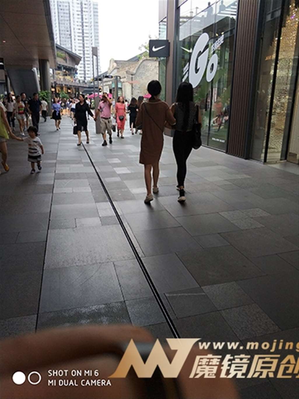 图片[3]-【久久赛帖】紧身黑裤四眼妹-街拍流行馆