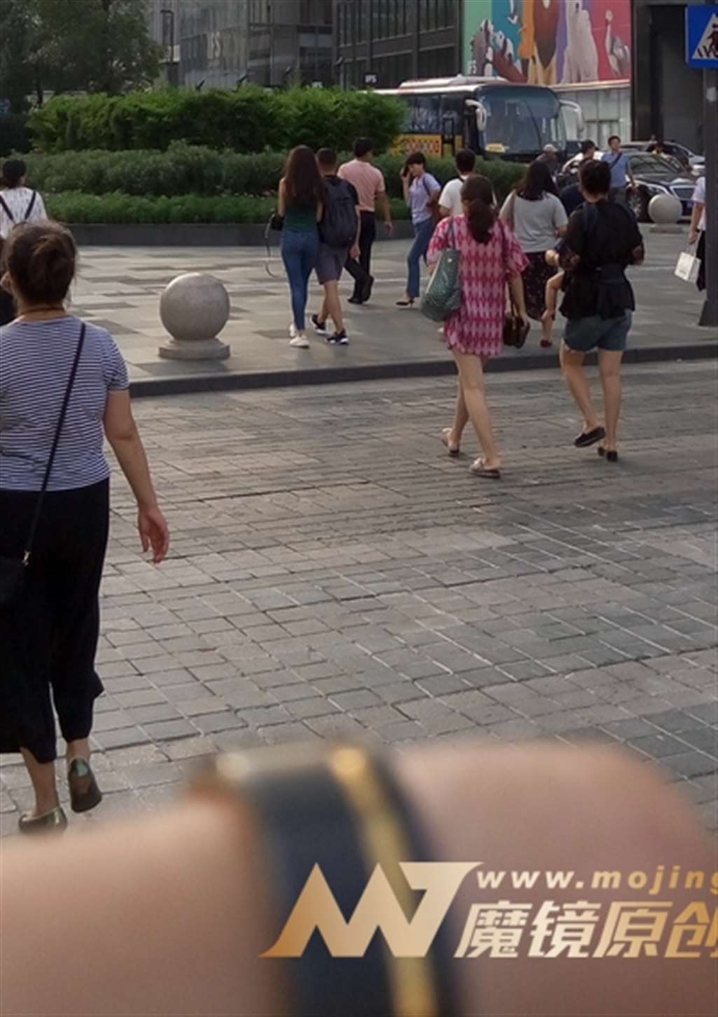 图片[3]-【视觉冲击赛帖】性感小吊带，圆润 紧牛 女友-街拍流行馆