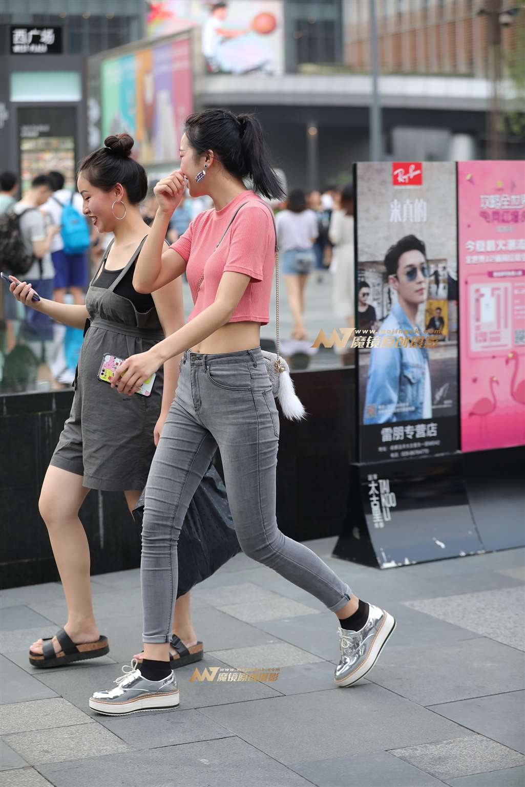 图片[4]-【凯恩赛帖】姑娘心情不错 笑开了花-街拍流行馆