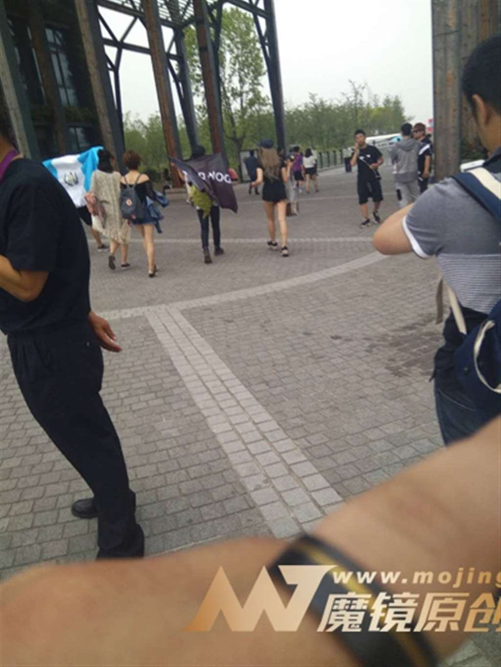 图片[3]-【咔喳赛贴】赶时间的热裤-街拍流行馆