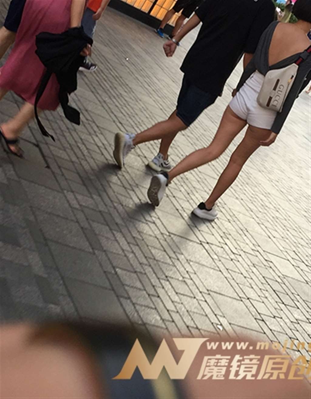 图片[3]-【红石赛帖】性感热裤少妇-街拍流行馆