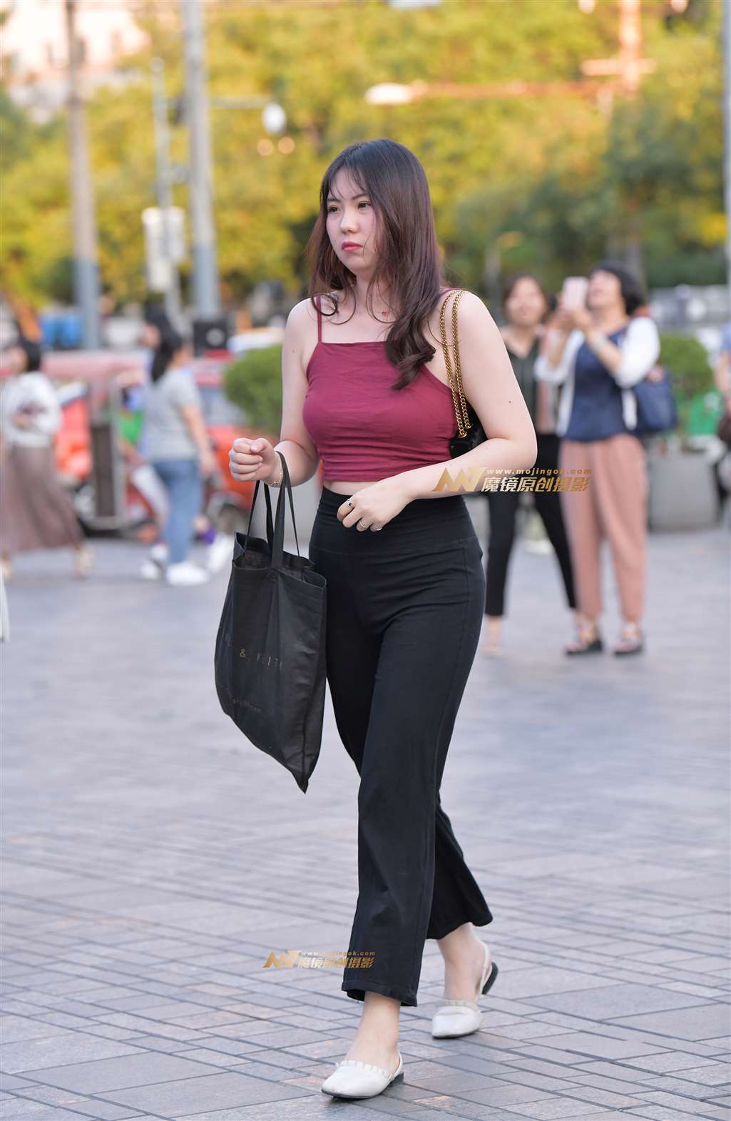 图片[1]-【街拍之魂赛帖】B98、傍晚邂逅紧身黑裤美女-街拍流行馆