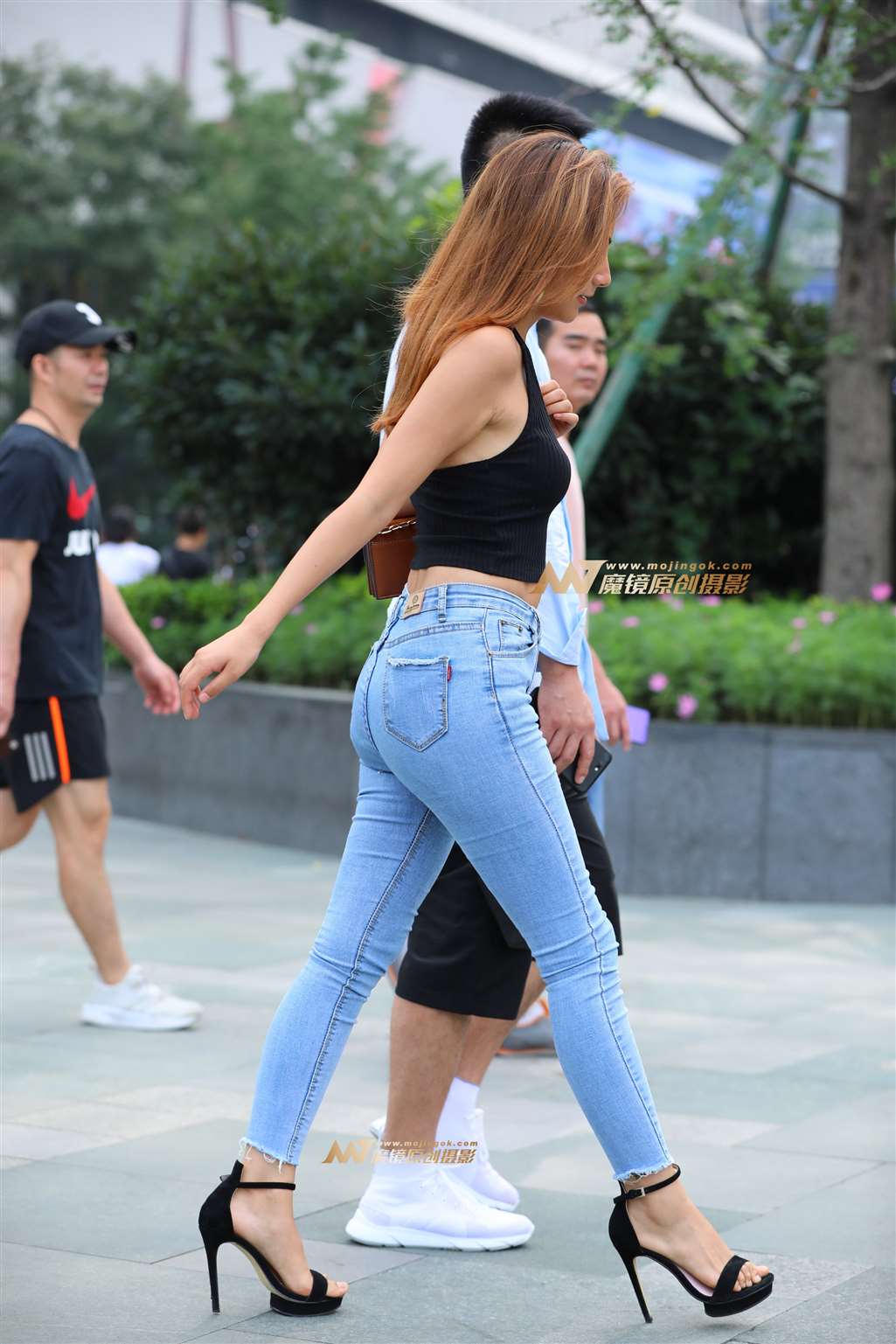 图片[1]-【视觉冲击赛帖】小蛮腰，紧致牛仔 美臀MM-街拍流行馆