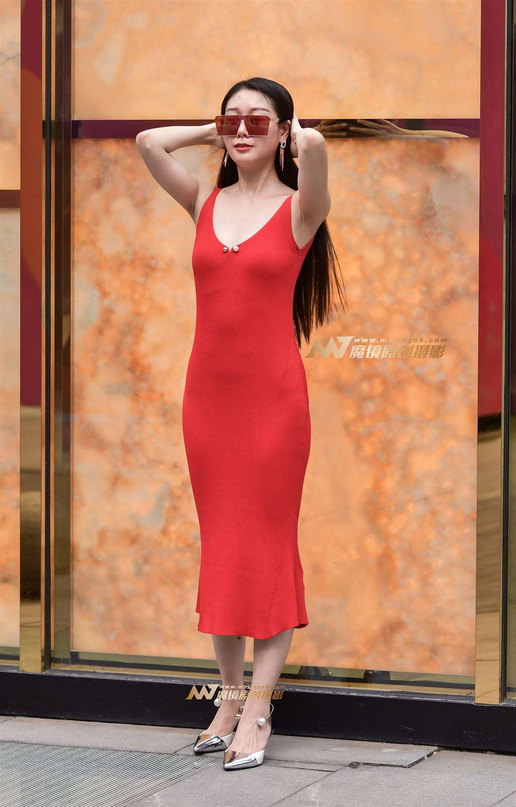 图片[1]-左手倒影赛帖：红裙美女风采迷人-街拍流行馆