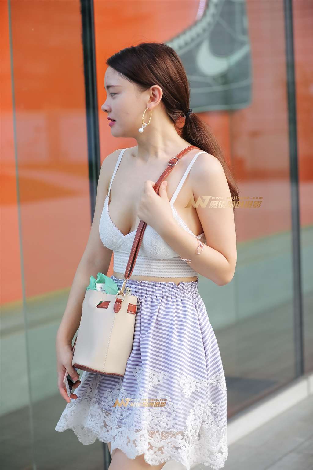 图片[1]-【凯恩赛帖】低胸吊带上衣 夏日炎炎秀出性感-街拍流行馆