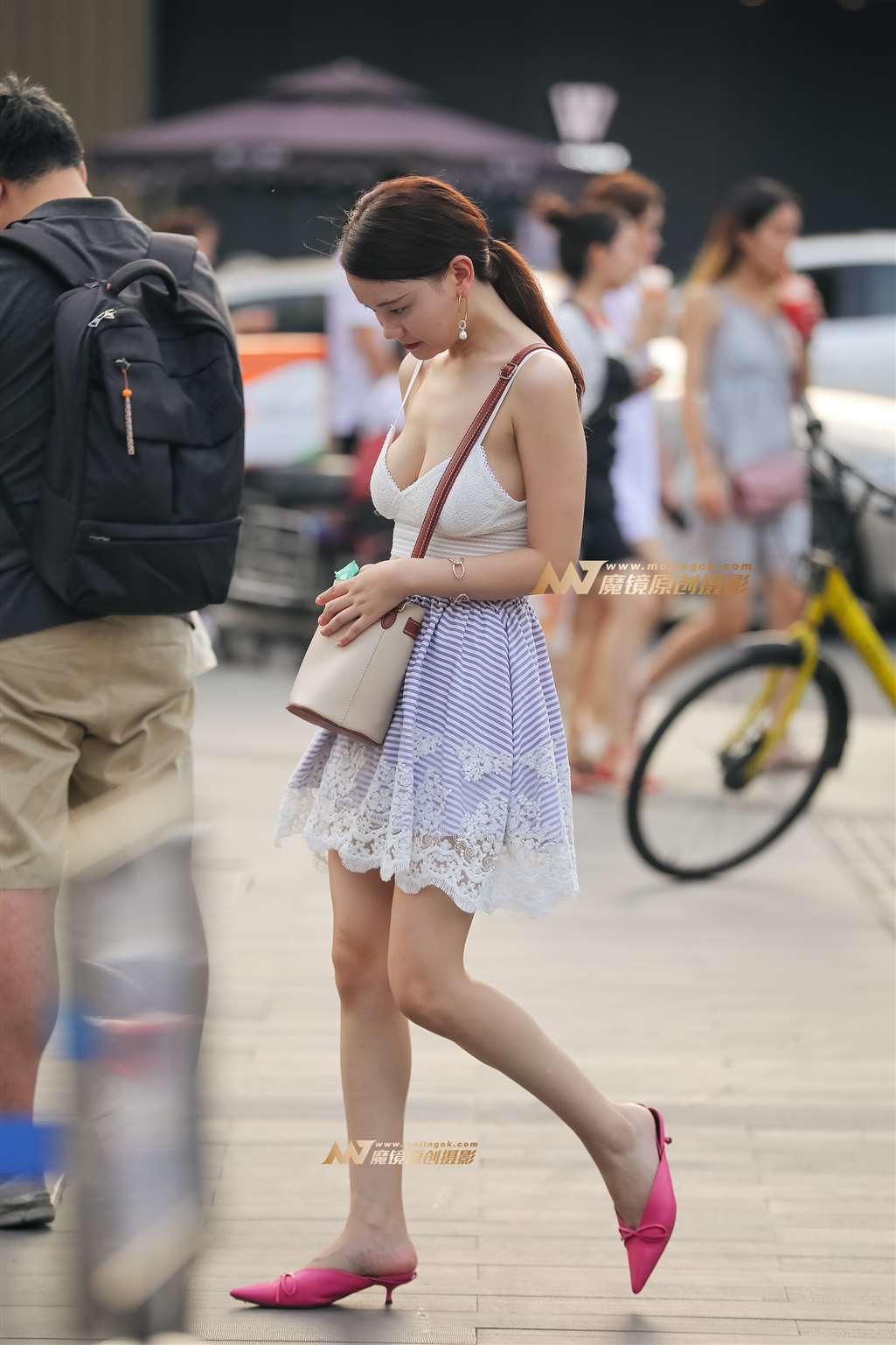 图片[2]-【凯恩赛帖】低胸吊带上衣 夏日炎炎秀出性感-街拍流行馆
