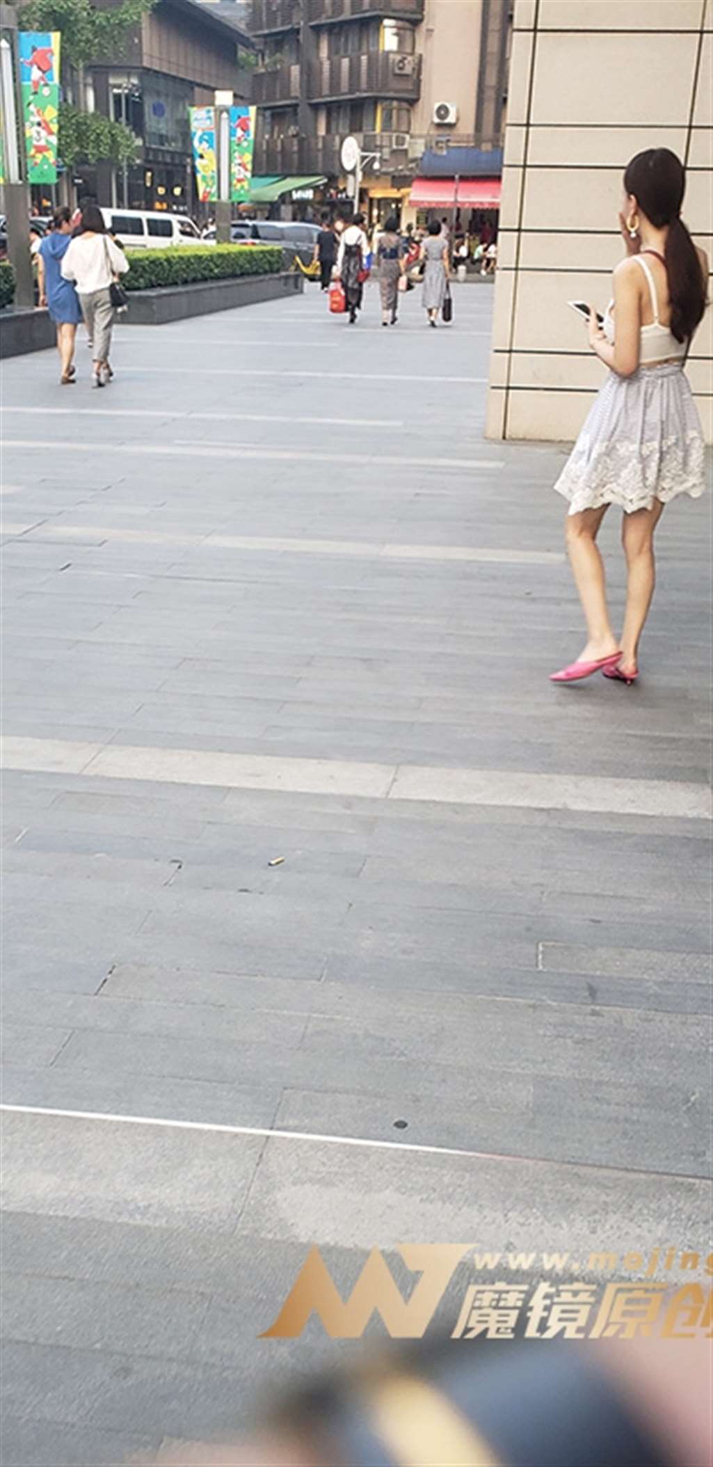 图片[3]-【凯恩赛帖】低胸吊带上衣 夏日炎炎秀出性感-街拍流行馆