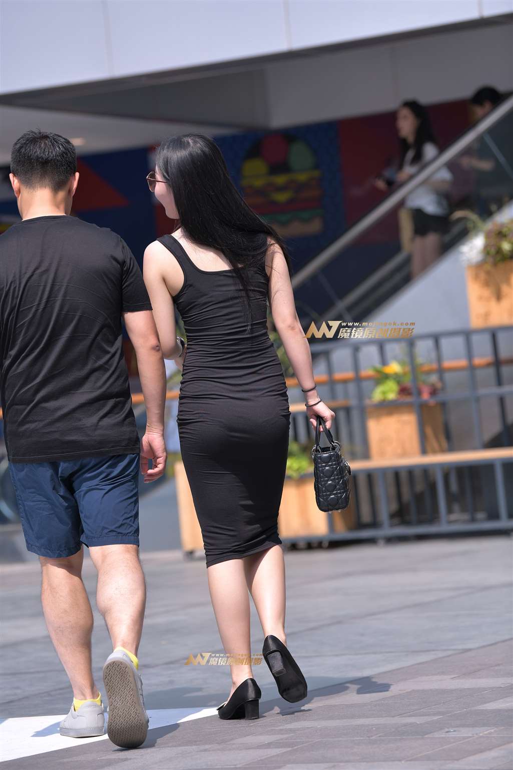 图片[2]-【街拍之魂赛帖】B104、性感时尚黑色包臀少妇-街拍流行馆