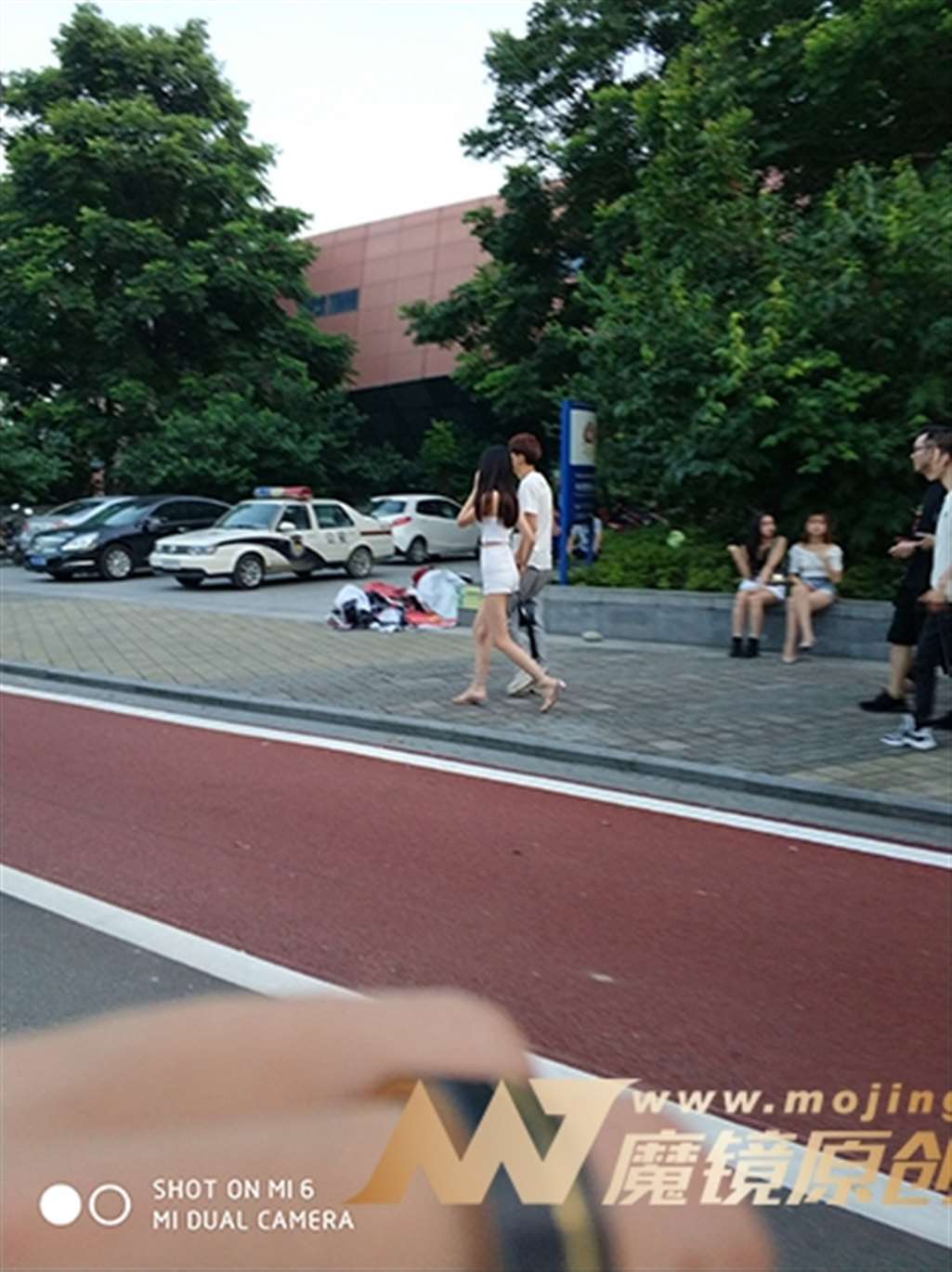 图片[3]-【久久赛帖】白色吊带短裤清纯妹子-街拍流行馆