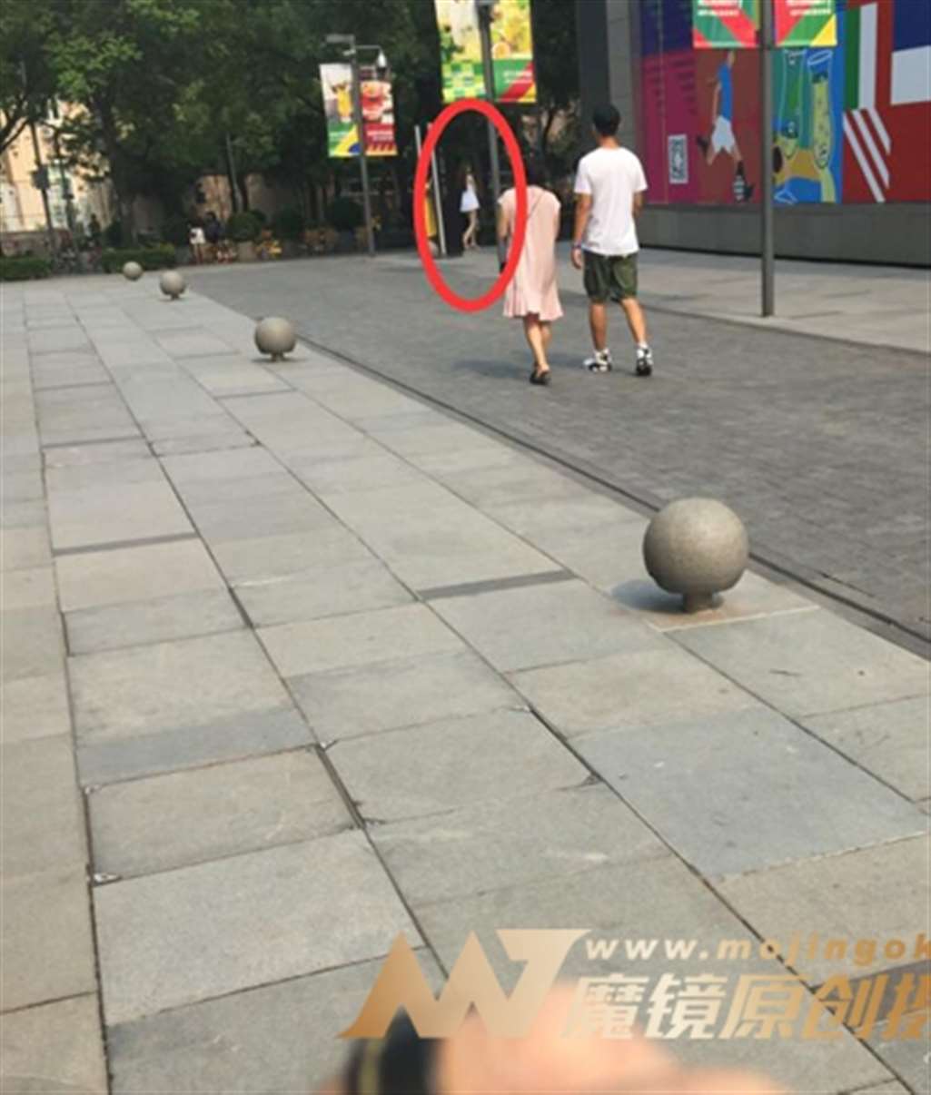图片[2]-【一只傻麋鹿赛帖】白色坎肩小西服、笔直嫩白美腿美女-街拍流行馆