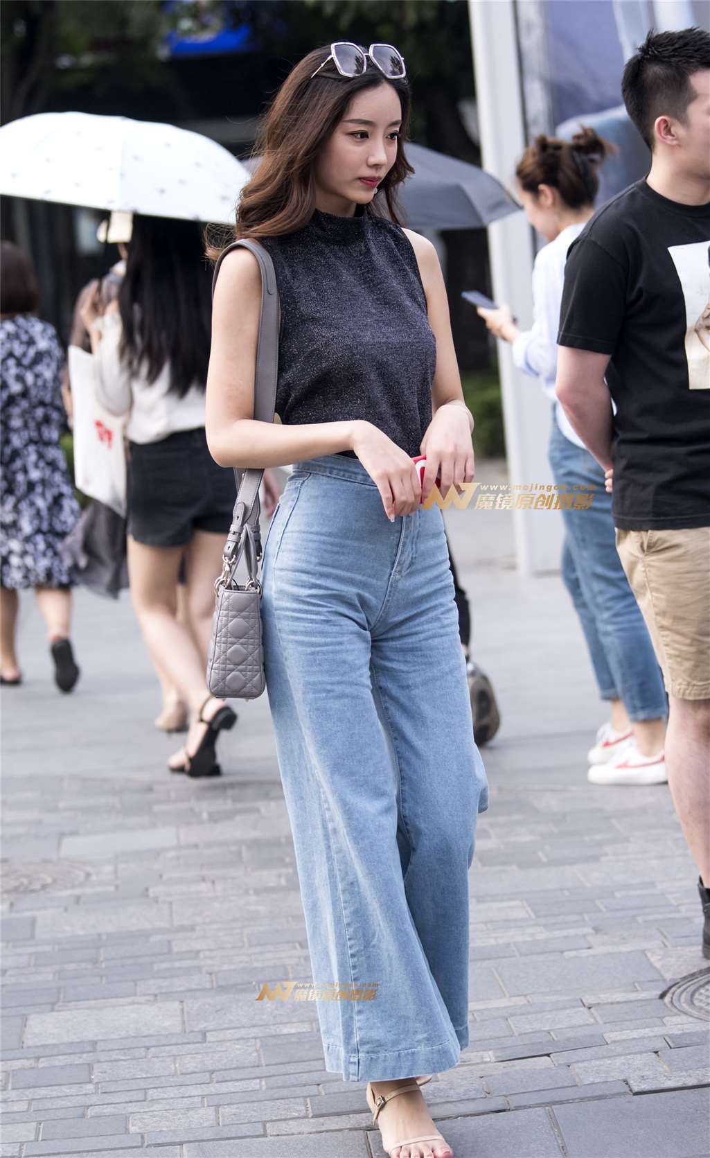 图片[1]-左手倒影赛帖：拥有小蛮腰的性感美女-街拍流行馆