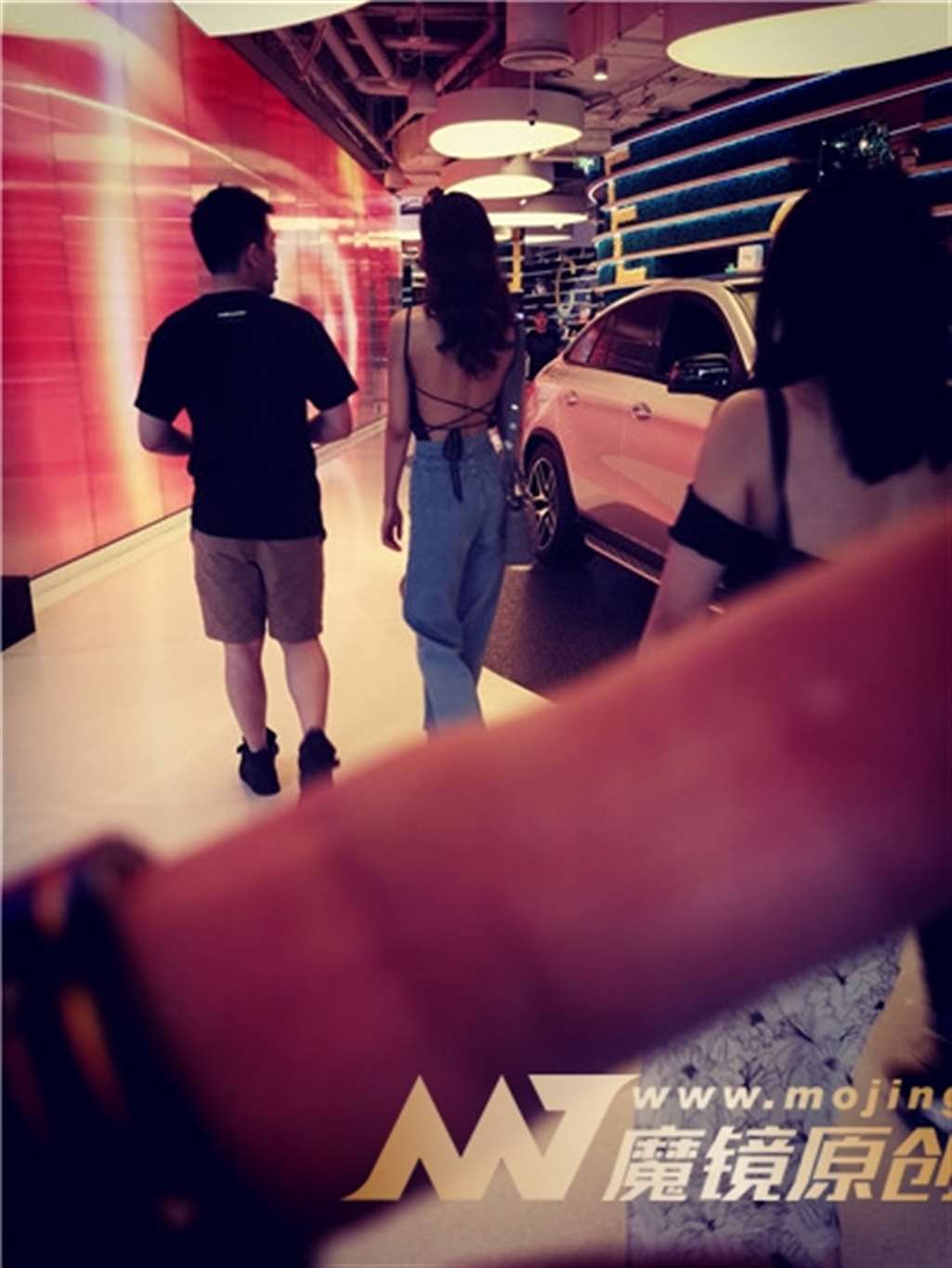 图片[3]-左手倒影赛帖：拥有小蛮腰的性感美女-街拍流行馆