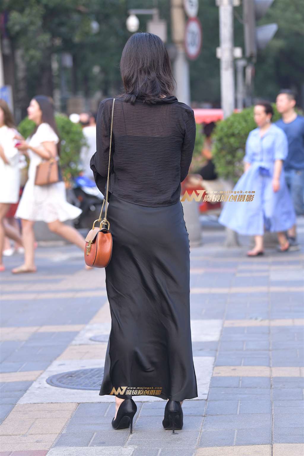 图片[2]-【红石赛帖】高雅黑裙性感少妇-街拍流行馆