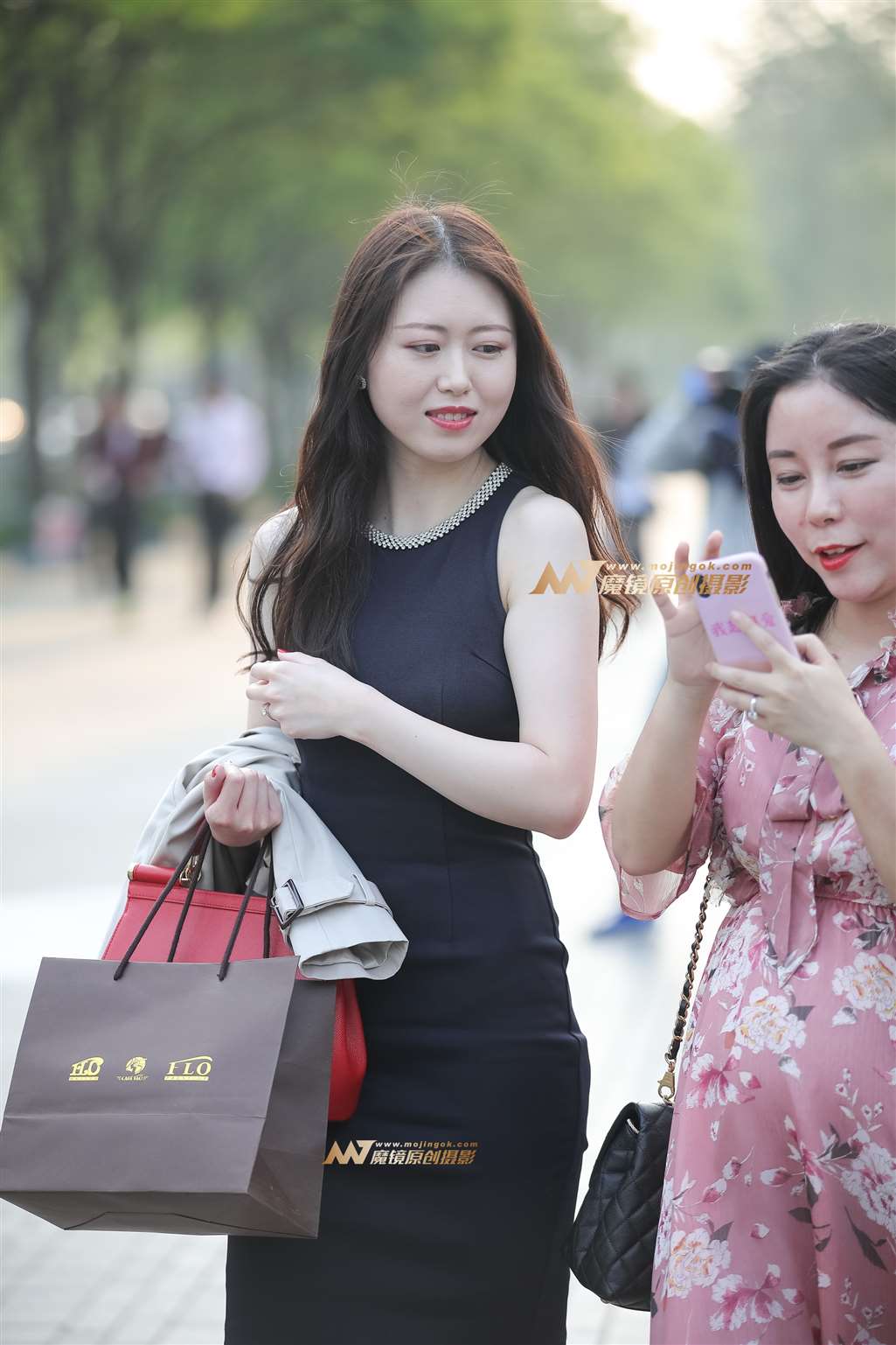 图片[1]-【凯恩赛帖】黑色包臀裙红色高跟-街拍流行馆