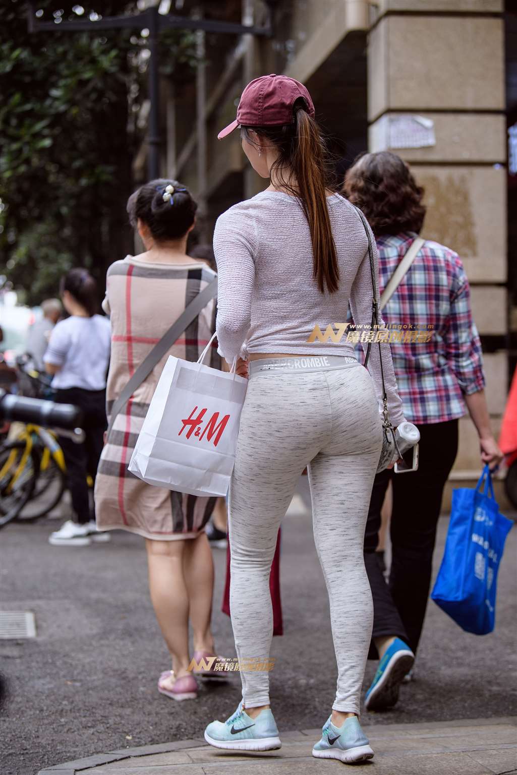 图片[4]-【久久赛帖】灰白色紧身裤极品美臀-街拍流行馆