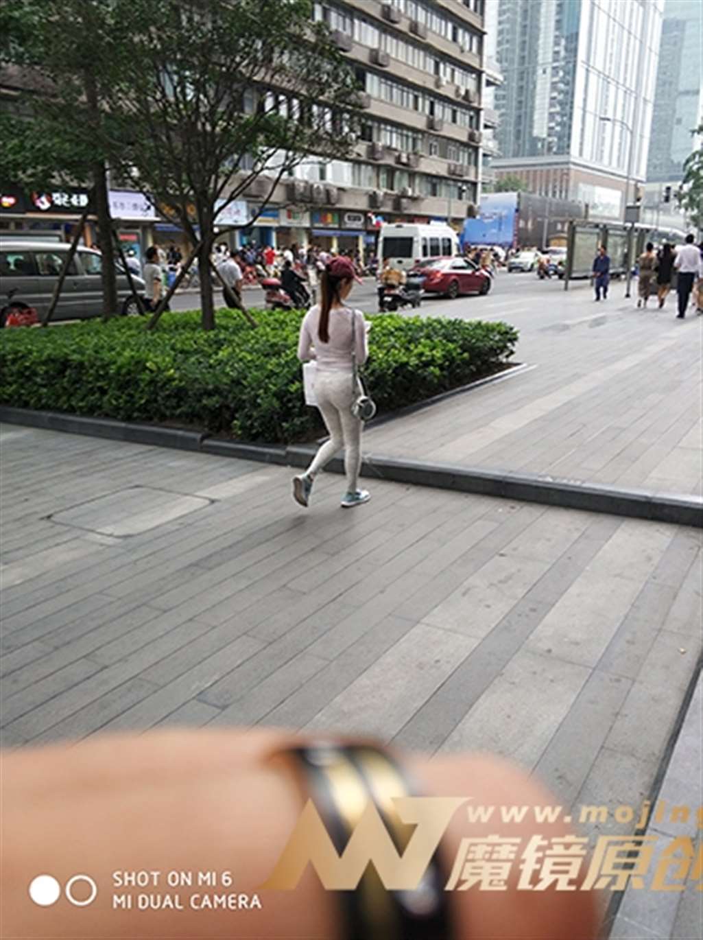 图片[3]-【久久赛帖】灰白色紧身裤极品美臀-街拍流行馆