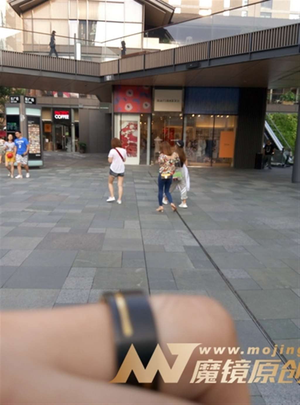 图片[3]-【视觉冲击赛帖】对不起，我又遇到蜜桃裤美女了-街拍流行馆
