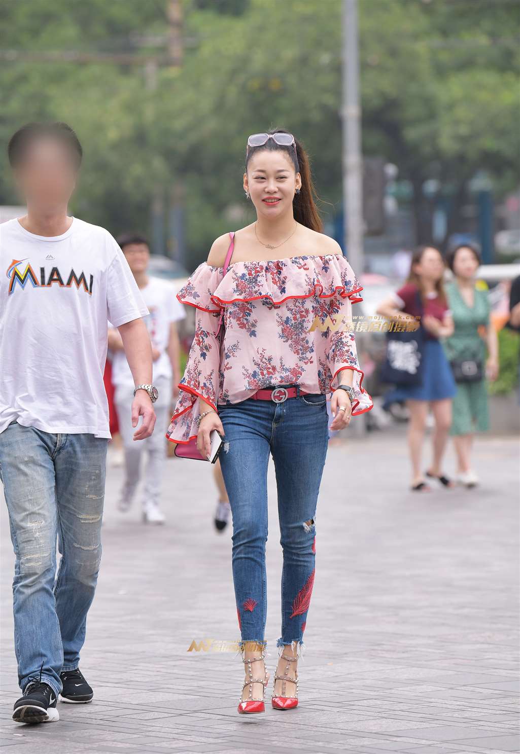 图片[4]-【街拍之魂赛帖】醒目的红色高跟牛仔少妇-街拍流行馆