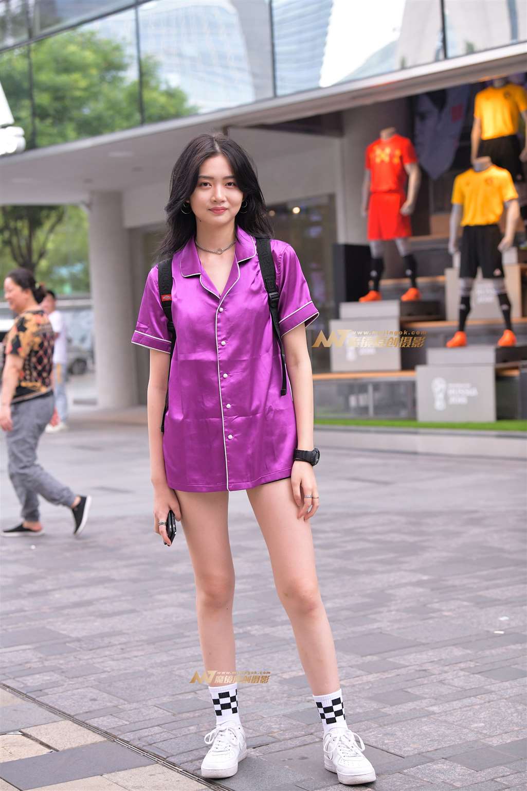 图片[1]-【街拍之魂赛帖】活力紫衣少女-街拍流行馆