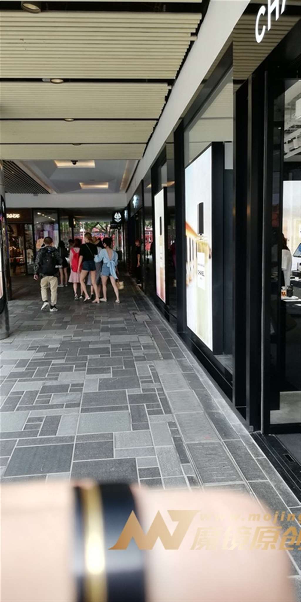 图片[3]-【视觉冲击赛帖】热裤 大长腿的小姐姐-街拍流行馆