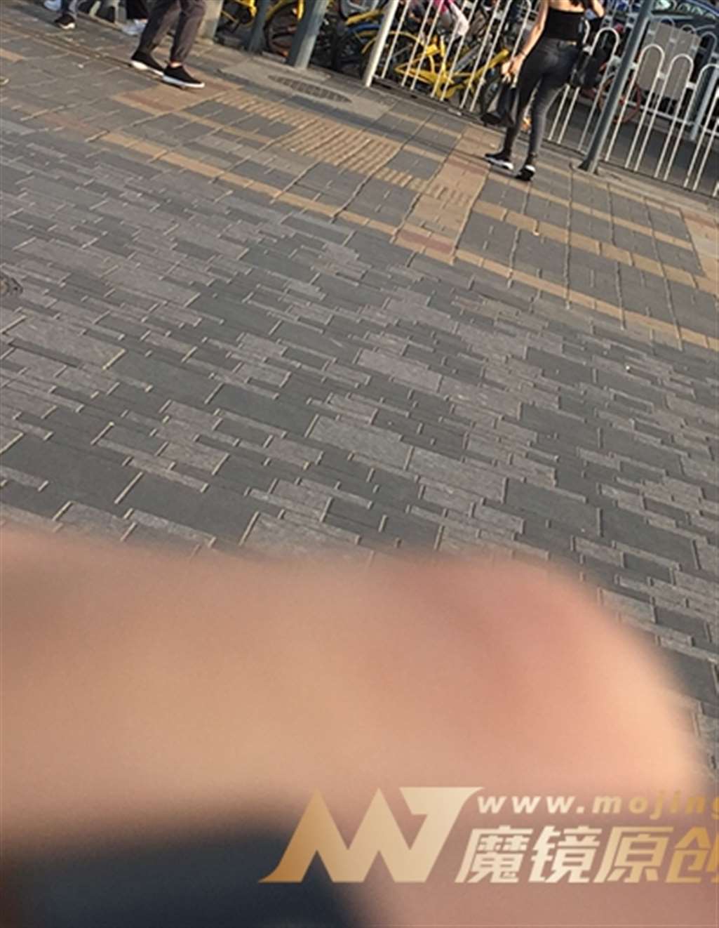 图片[3]-【红石赛帖】灰色性感牛仔裤美女-街拍流行馆