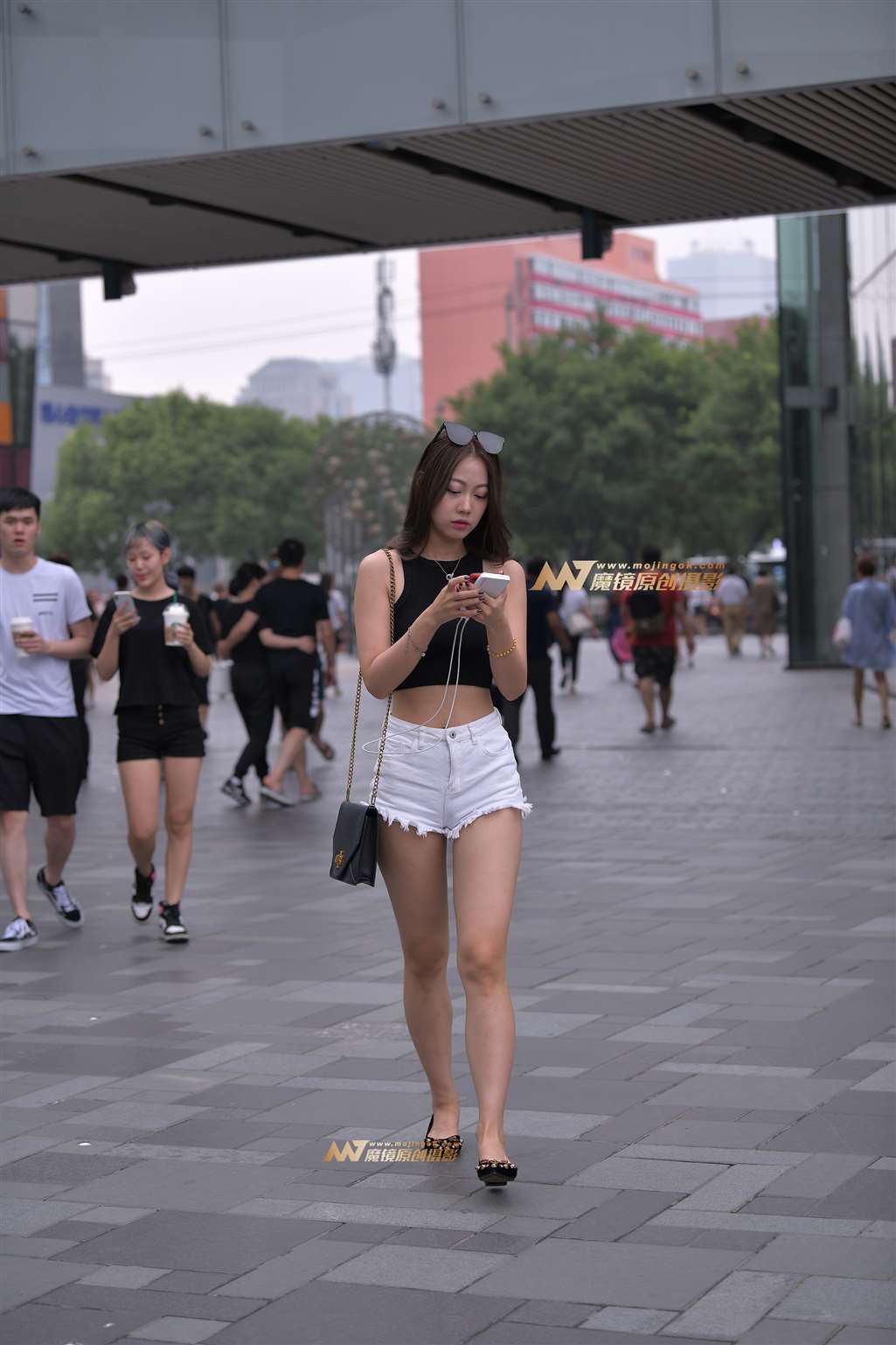 图片[1]-【街拍之魂赛帖】时尚热裤小少妇-街拍流行馆