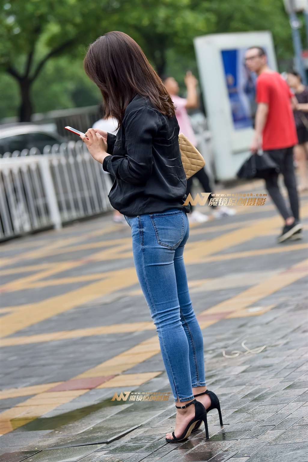 图片[4]-雨后紧身牛仔女-街拍流行馆