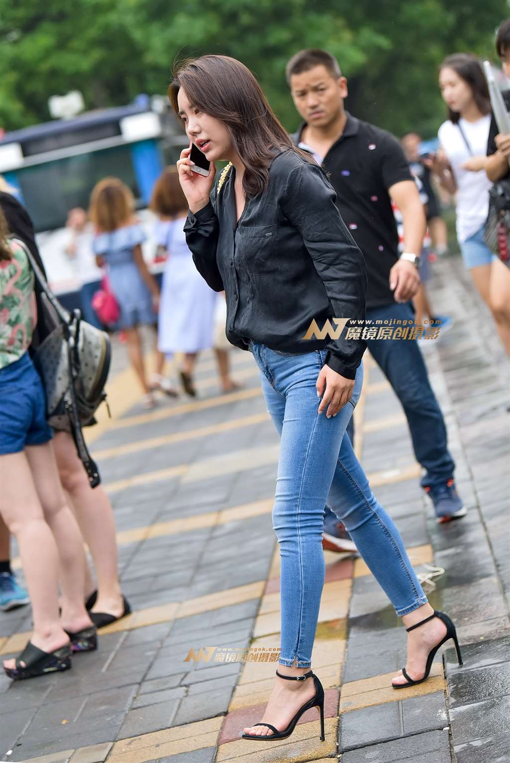 图片[1]-雨后紧身牛仔女-街拍流行馆