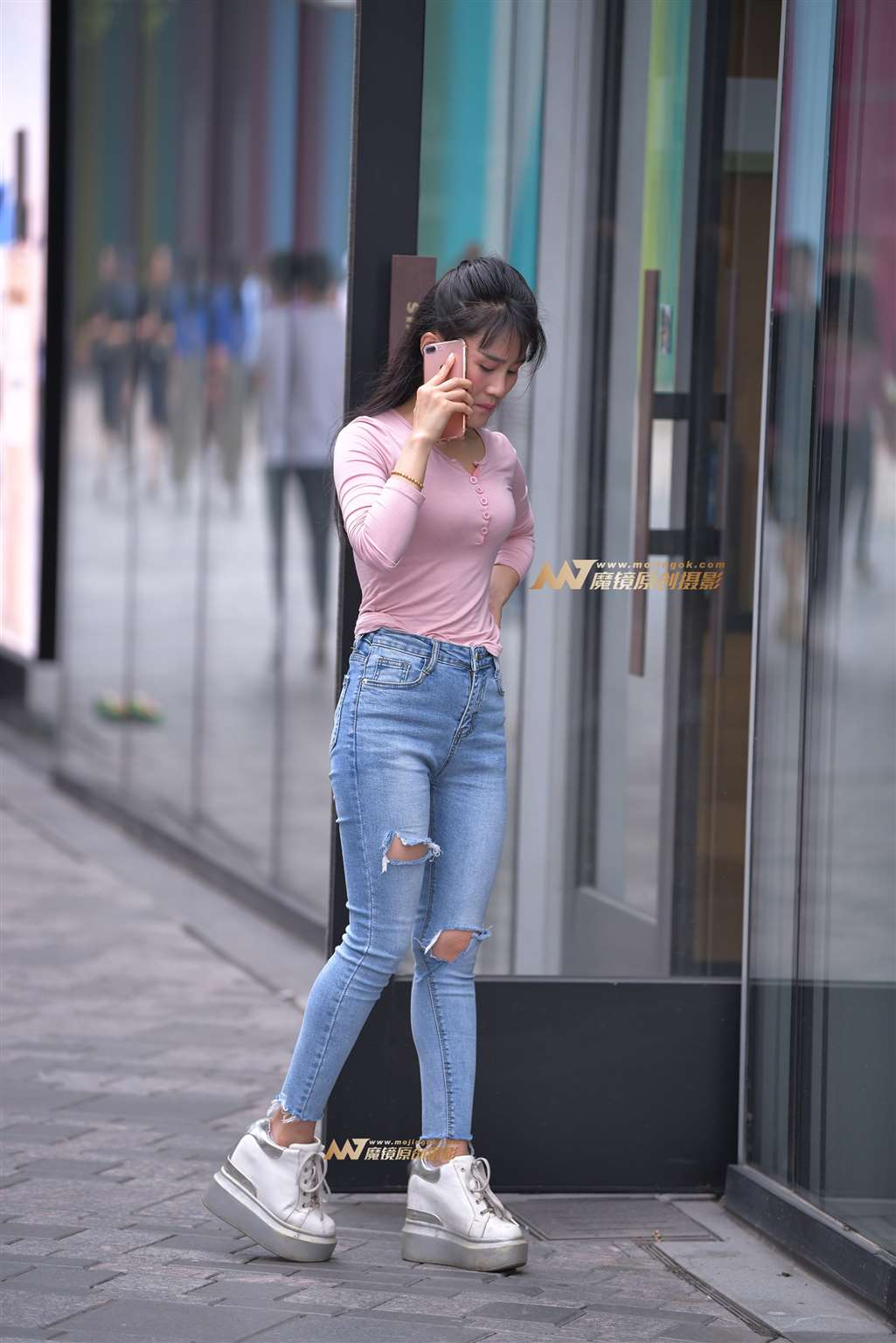 图片[1]-聊电话中的紧牛小姐姐-街拍流行馆