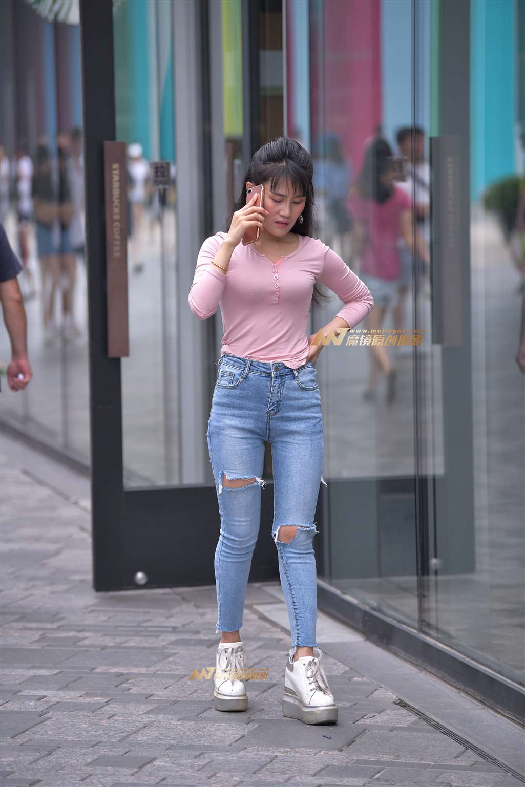 图片[3]-聊电话中的紧牛小姐姐-街拍流行馆